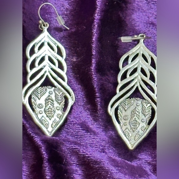 Long Silver Tone Earrings Faux Turquoise Teardrop Stone Cutout Design 1982 G - Picture 2 of 8